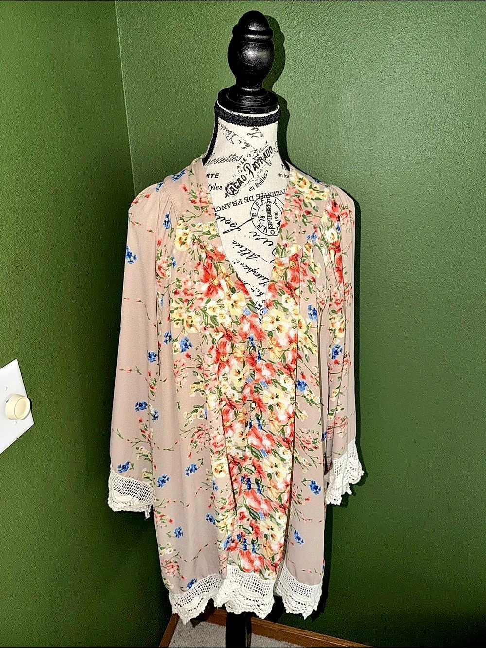 BNWOT Umgee multicolored floral crochet lace trimmed open front kimono/duster